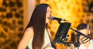 Avec sa reprise de 'Ici kot nou été' Cassie Déborah fait le buzz sur TikTok